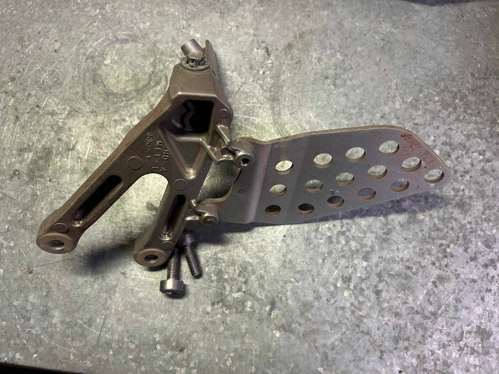 04-05 HONDA CBR1000RR 1000RR LEFT REARSET REAR SET DRIVER FOOT PEG REST STOP