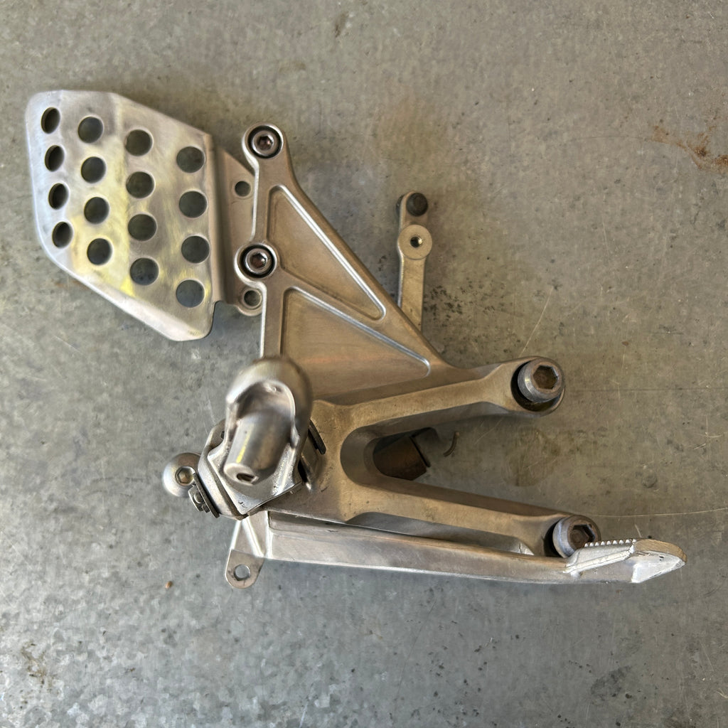 04-05 HONDA CBR1000RR 1000RR RIGHT REARSET REAR SET DRIVER FOOT PEG REST STOP
