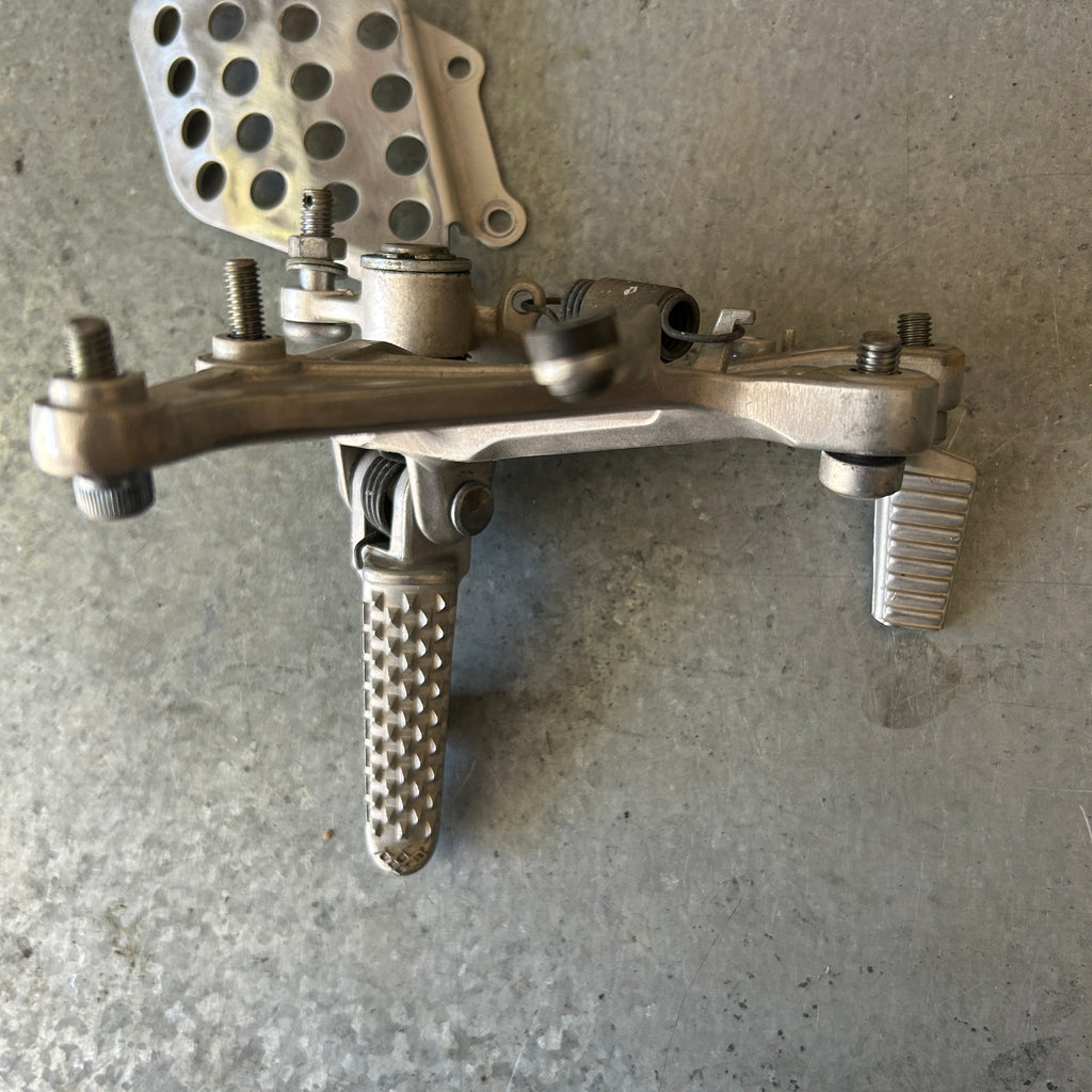 04-05 HONDA CBR1000RR 1000RR RIGHT REARSET REAR SET DRIVER FOOT PEG REST STOP