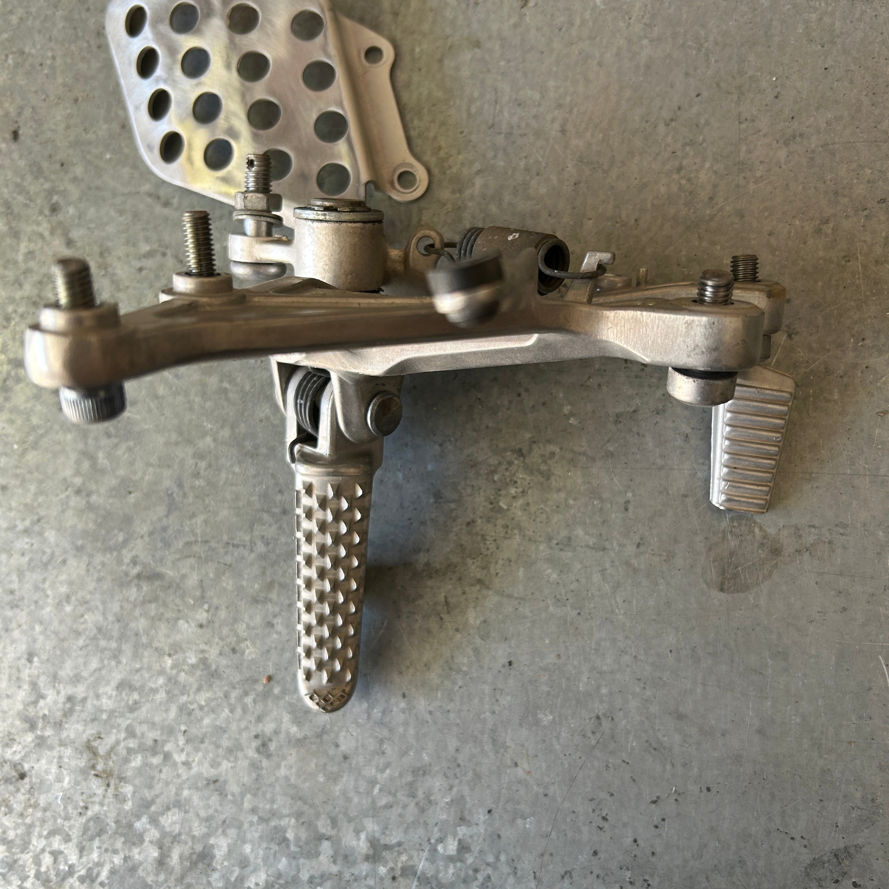04-05 HONDA CBR1000RR 1000RR RIGHT REARSET REAR SET DRIVER FOOT PEG REST STOP