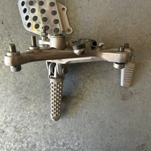04-05 HONDA CBR1000RR 1000RR RIGHT REARSET REAR SET DRIVER FOOT PEG REST STOP