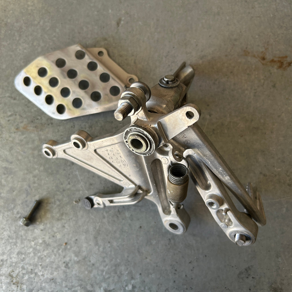 04-05 HONDA CBR1000RR 1000RR RIGHT REARSET REAR SET DRIVER FOOT PEG REST STOP