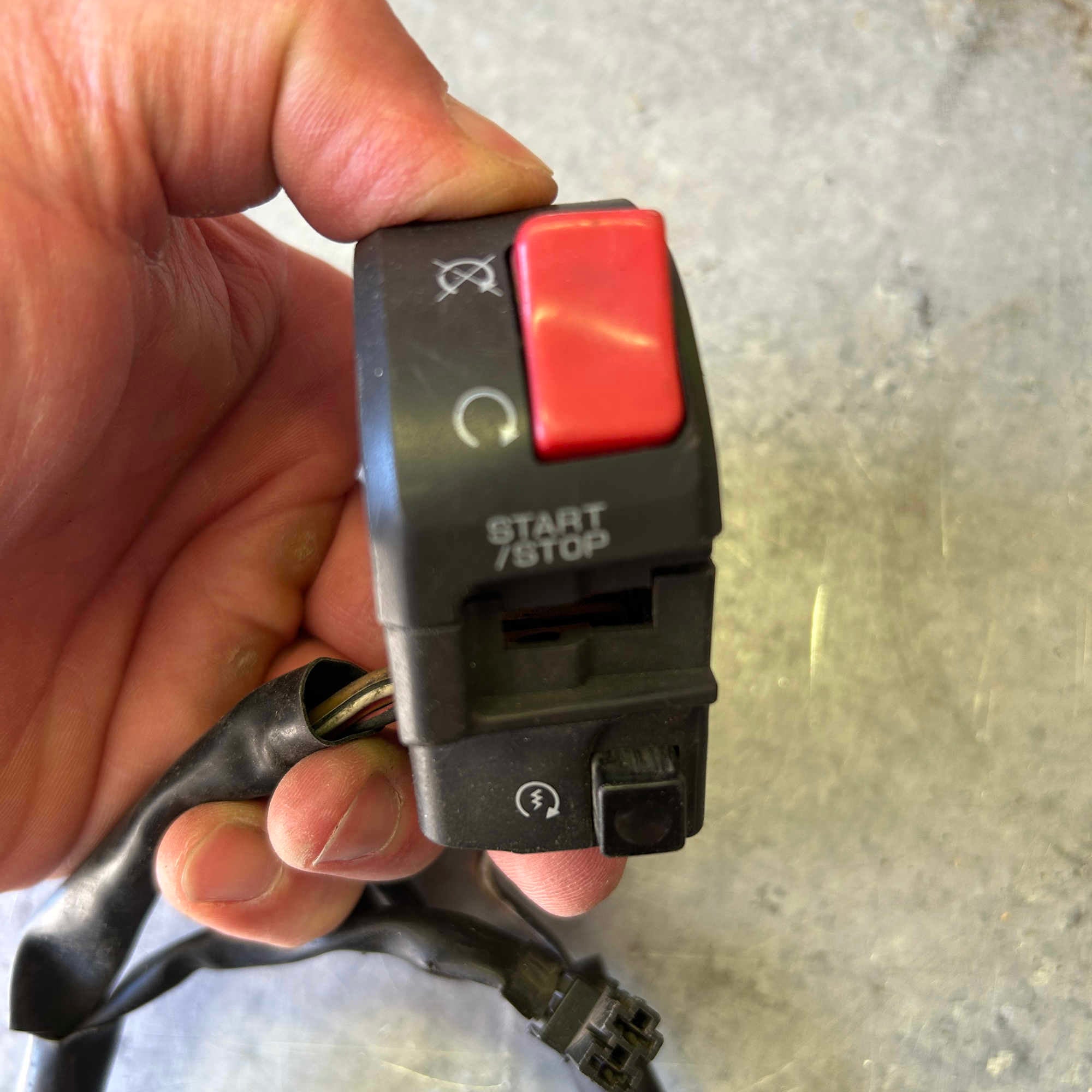 2006 2007 KAWASAKI ZX-10R RIGHT HANDLEBAR KILL SWITCH ASSY START STOP HORN TURN